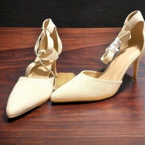 NWT Size 7.5 Suede like . Cream light beige color. Tie ankle straps. 6469